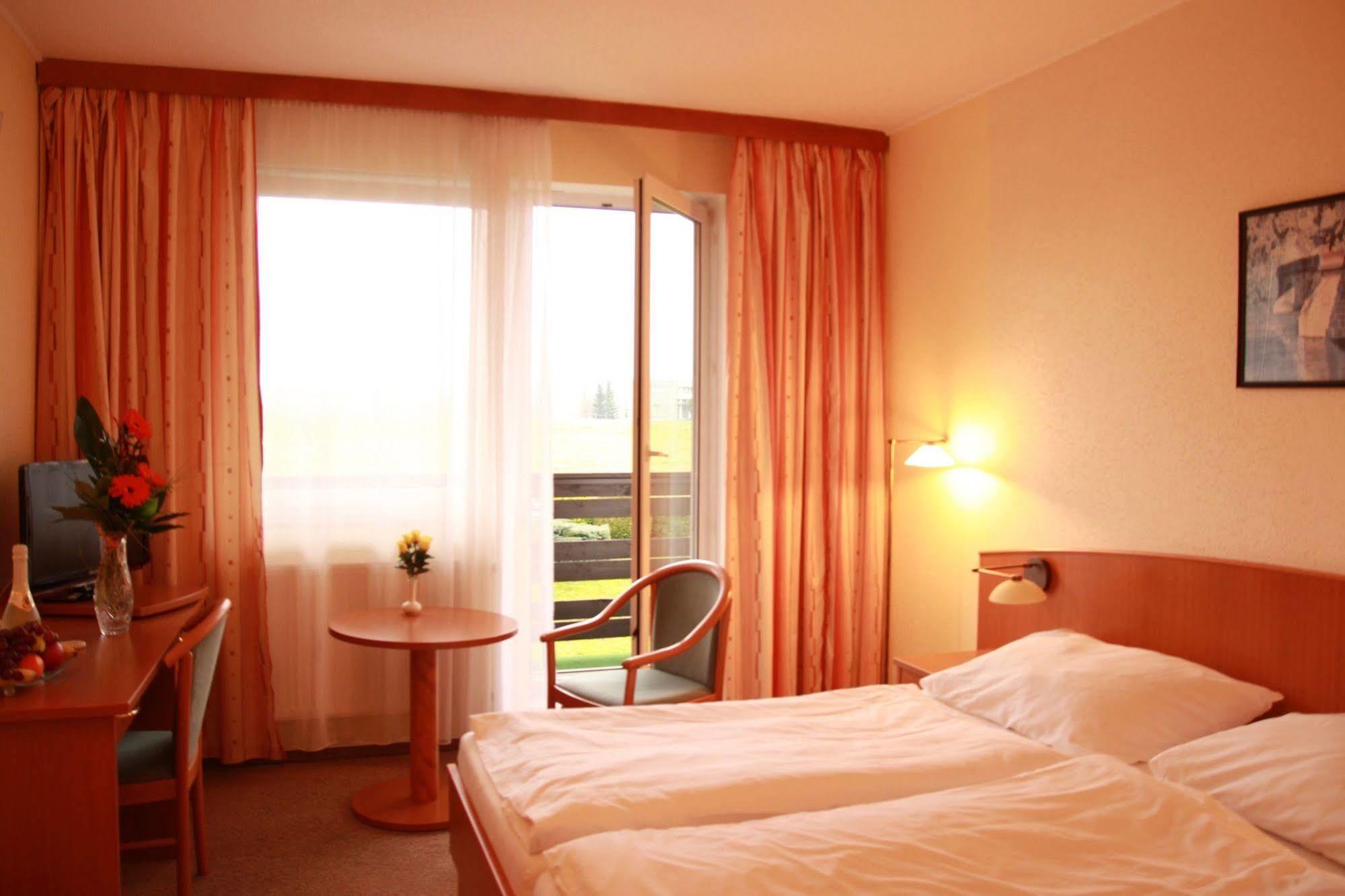 Lazensky Hotel Pyramida Františkovy Lázně Extérieur photo