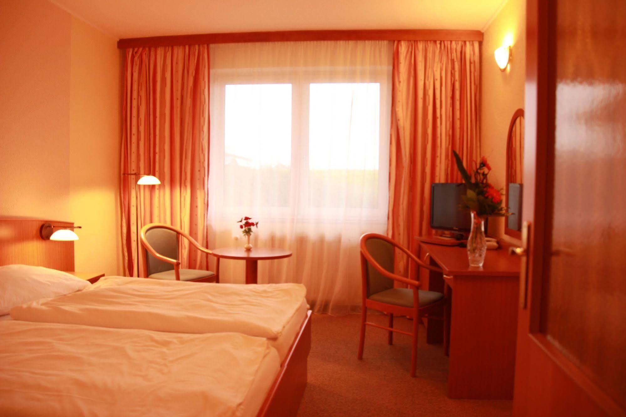 Lazensky Hotel Pyramida Františkovy Lázně Extérieur photo